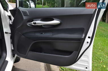 Хэтчбек Toyota Auris 2011 в 