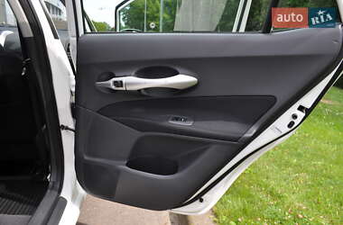 Хэтчбек Toyota Auris 2011 в 