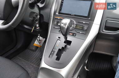 Хэтчбек Toyota Auris 2011 в 