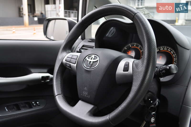 Хэтчбек Toyota Auris 2011 в Киеве