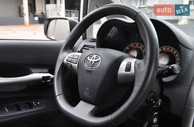Хэтчбек Toyota Auris 2011 в 