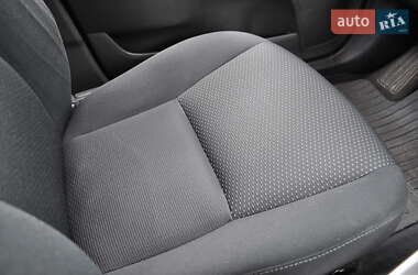 Хэтчбек Toyota Auris 2011 в 