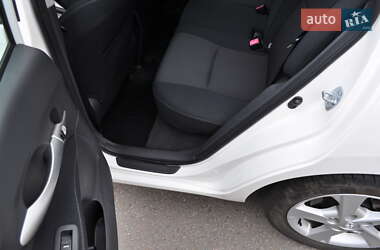 Хэтчбек Toyota Auris 2011 в 