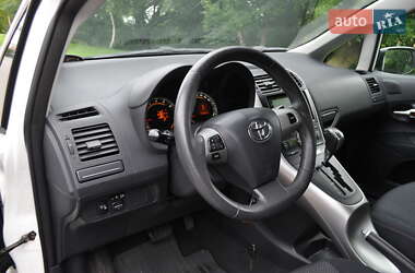 Хэтчбек Toyota Auris 2011 в 