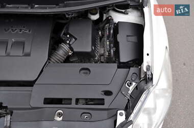 Хэтчбек Toyota Auris 2011 в 