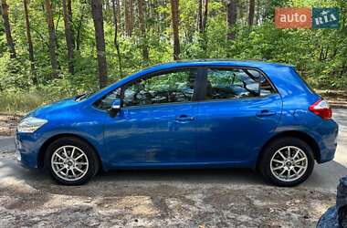 Хетчбек Toyota Auris 2010 в 
