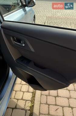 Хэтчбек Toyota Auris 2013 в 