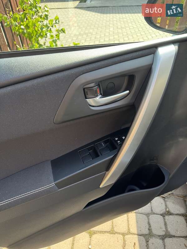 Хэтчбек Toyota Auris 2013 в Хмельницком