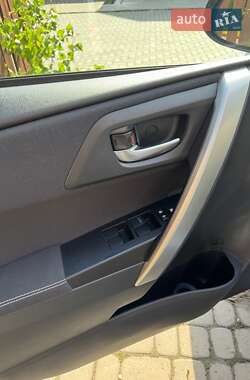 Хэтчбек Toyota Auris 2013 в 