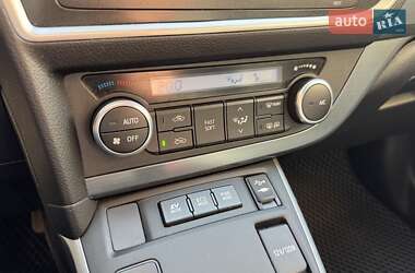 Хэтчбек Toyota Auris 2013 в 