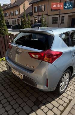 Хэтчбек Toyota Auris 2013 в 