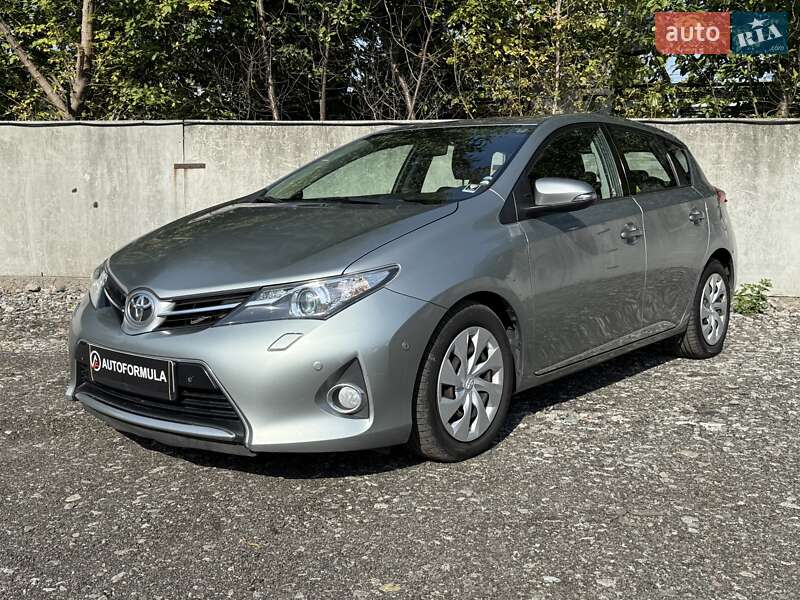 Хэтчбек Toyota Auris 2012 в 