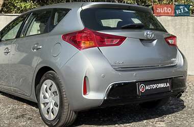 Хэтчбек Toyota Auris 2012 в 