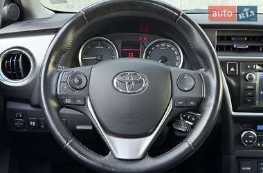 Хэтчбек Toyota Auris 2012 в 