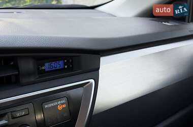 Хэтчбек Toyota Auris 2012 в 