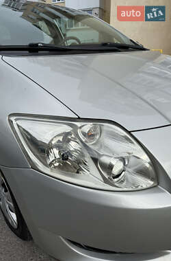 Хэтчбек Toyota Auris 2007 в 