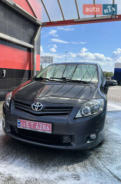 Хэтчбек Toyota Auris 2010 в 