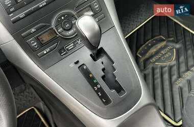 Хэтчбек Toyota Auris 2010 в 
