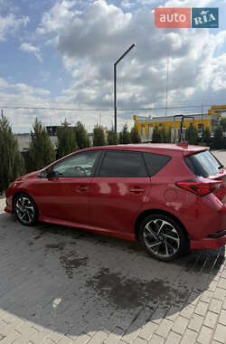 Хэтчбек Toyota Auris 2015 в 