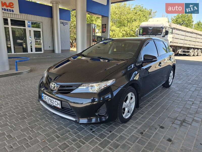 Хэтчбек Toyota Auris 2013 в 