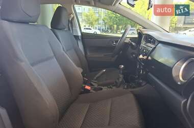 Хэтчбек Toyota Auris 2013 в 