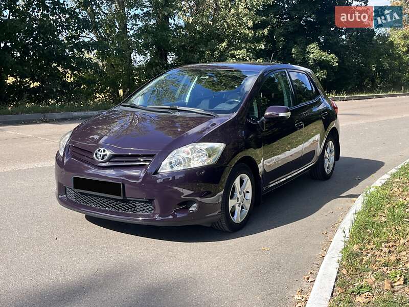 Хэтчбек Toyota Auris 2011 в 