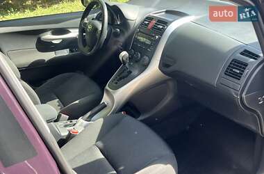 Хэтчбек Toyota Auris 2011 в 