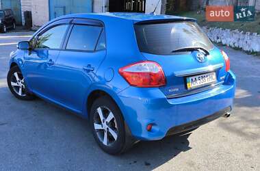 Хэтчбек Toyota Auris 2011 в 