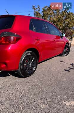 Хэтчбек Toyota Auris 2010 в 