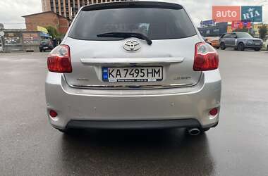 Хэтчбек Toyota Auris 2011 в 