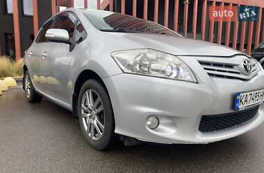 Хэтчбек Toyota Auris 2011 в 