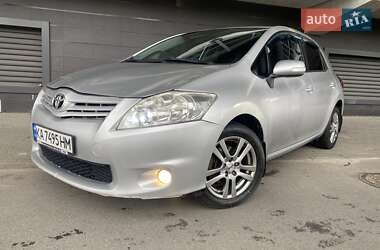 Хэтчбек Toyota Auris 2011 в 