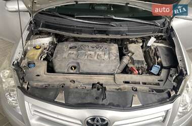 Хэтчбек Toyota Auris 2011 в 