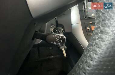 Хэтчбек Toyota Auris 2011 в 