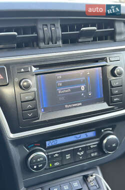 Хэтчбек Toyota Auris 2014 в 