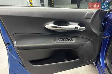 Хетчбек Toyota Auris 2011 в 