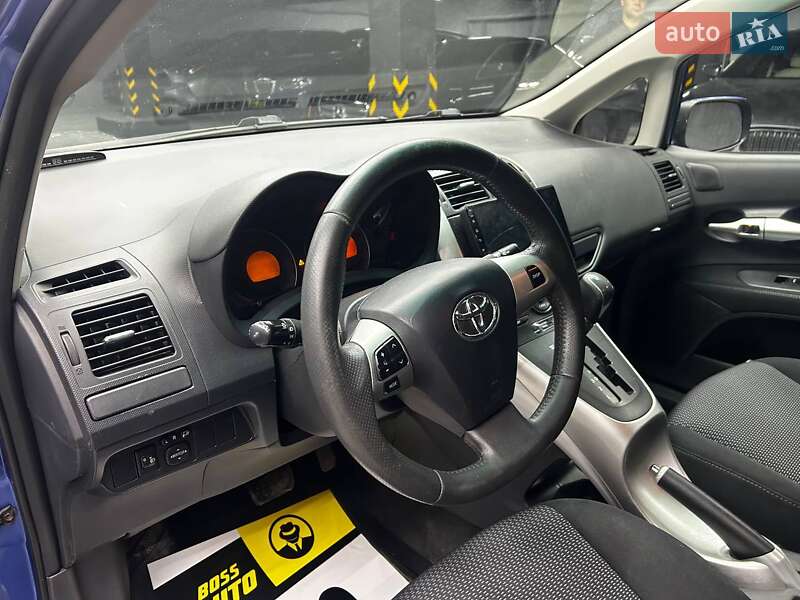 Хэтчбек Toyota Auris 2011 в Черновцах