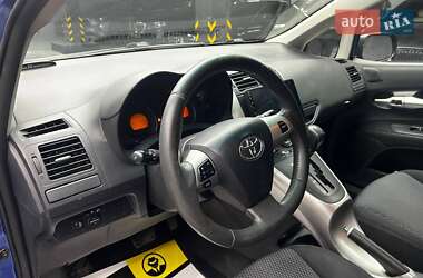 Хетчбек Toyota Auris 2011 в 