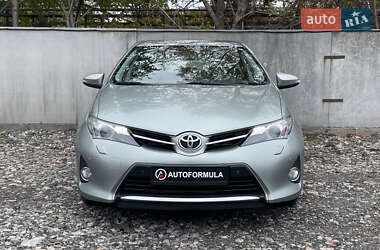 Хэтчбек Toyota Auris 2012 в 
