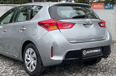 Хэтчбек Toyota Auris 2012 в 