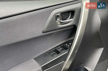 Хэтчбек Toyota Auris 2012 в 