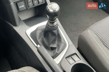 Хэтчбек Toyota Auris 2012 в 