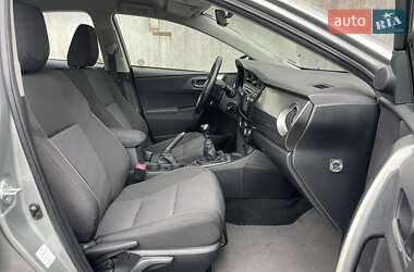 Хэтчбек Toyota Auris 2012 в 
