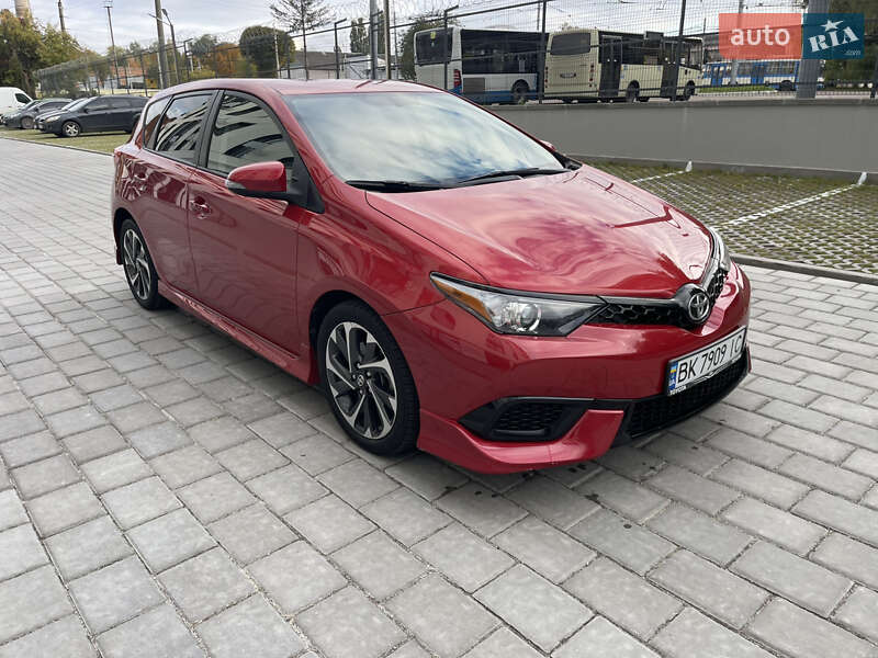 Хэтчбек Toyota Auris 2015 в Ровно