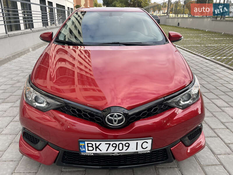 Хэтчбек Toyota Auris 2015 в Ровно