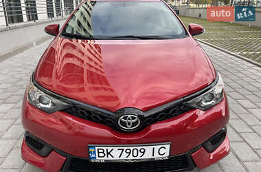 Хэтчбек Toyota Auris 2015 в 