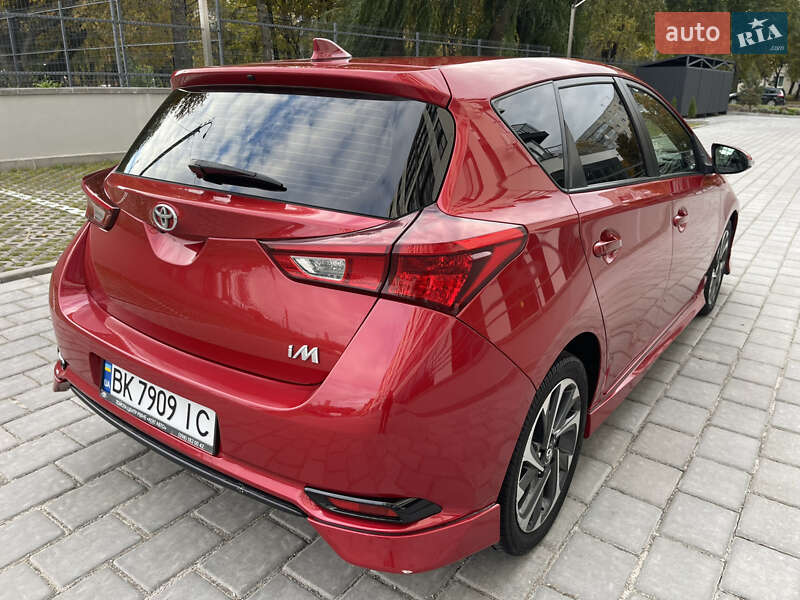 Хэтчбек Toyota Auris 2015 в Ровно