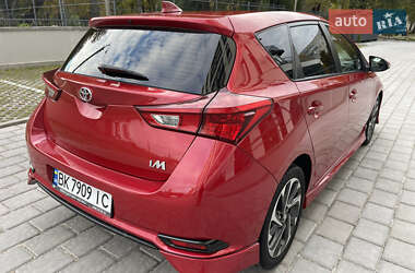Хэтчбек Toyota Auris 2015 в 