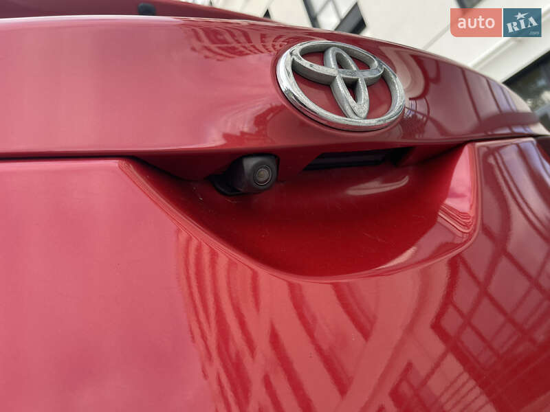 Хэтчбек Toyota Auris 2015 в Ровно
