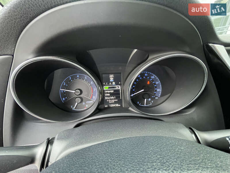 Хэтчбек Toyota Auris 2015 в Ровно